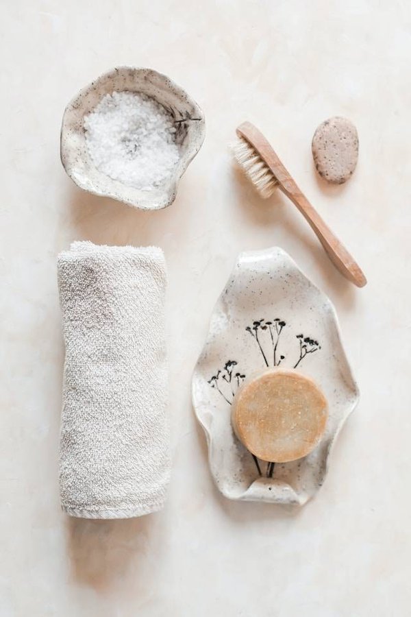Comment réaliser des soins d'esthétique chez soi avec des produits naturels ou du commerce ?