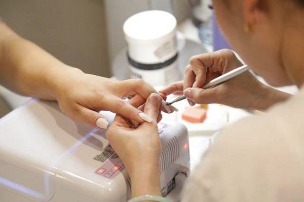 Comment faire une manucure ou une pédicure chez soi ou en institut ?